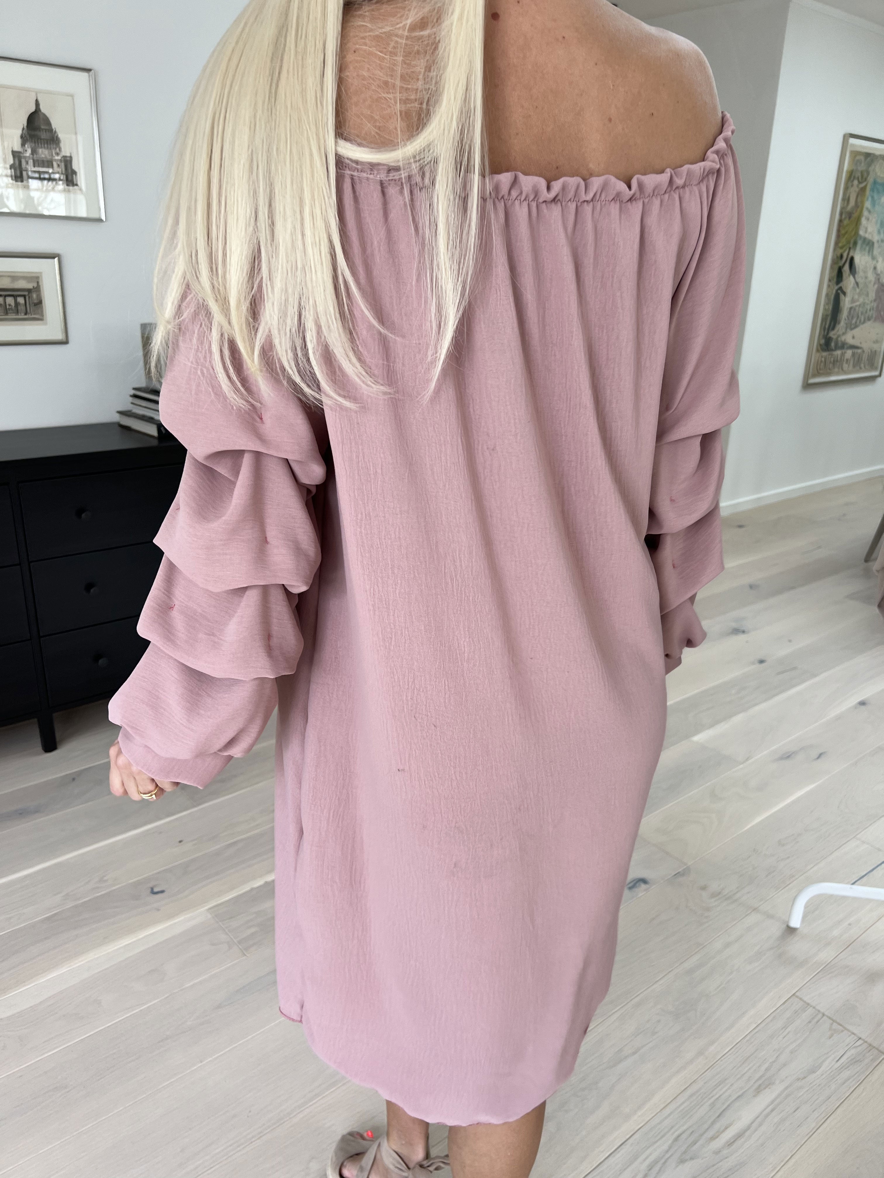 Joanna - Söt viskosklänning med rynkade ärmar